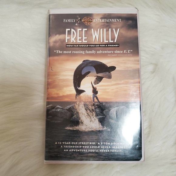 Free Willy (VHS, 1993, Clamshell, Family Movie) Lori Petty, Michael Madsen - Picture 1 of 4